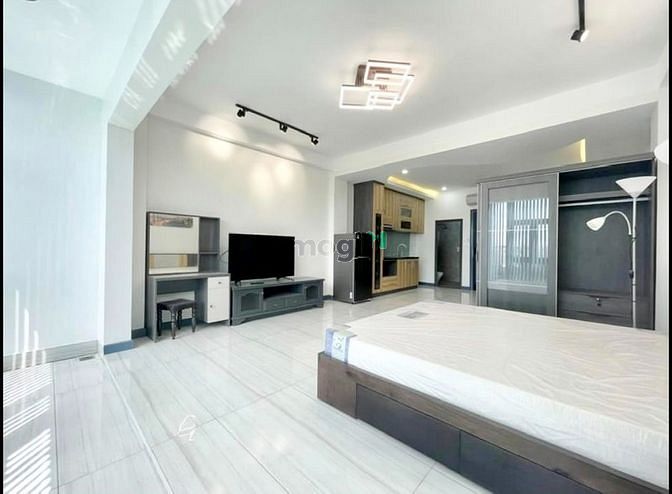 Hình ảnh Studio full nội thất có cửa sổ rộng và thoáng mát