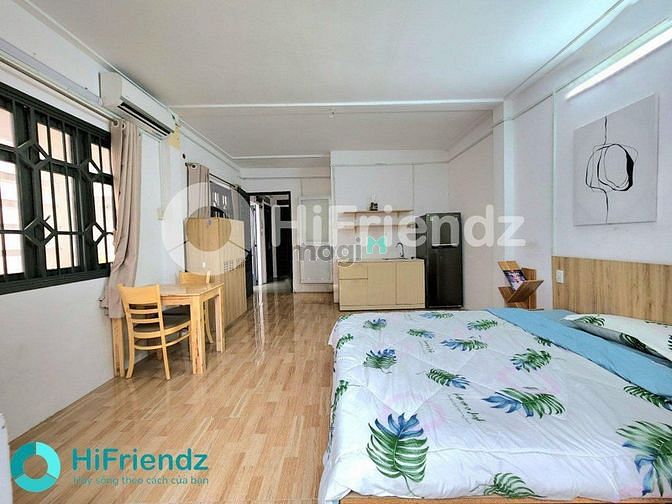 Hình ảnh Phòng ban công, 2 cửa sổ sát ngay sân bay (40m2)