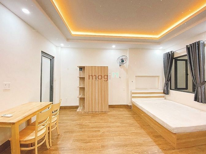 Hình ảnh CHDV sang trọng đầy đủ nội thất bancol lớn nằm ngay etown2 Cộng Hoà.