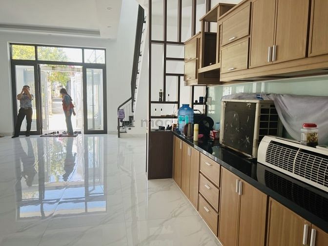 Hình ảnh BÁN NHÀ 2 Tầng, 77m2, 3pn, MỚI Ở NGAY, Ô TÔ ĐỖ SÁT NHÀ, GẦN CMT8, 2.x