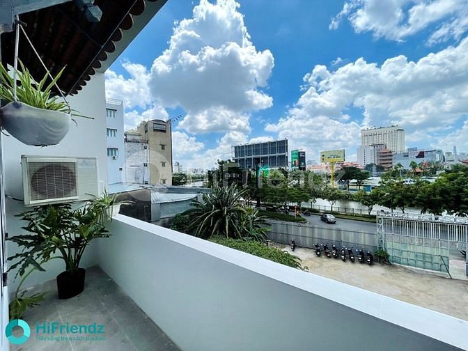 Hình ảnh Phòng bancol rộng, thoáng, view bờ kè (giáp quận 1, 3)