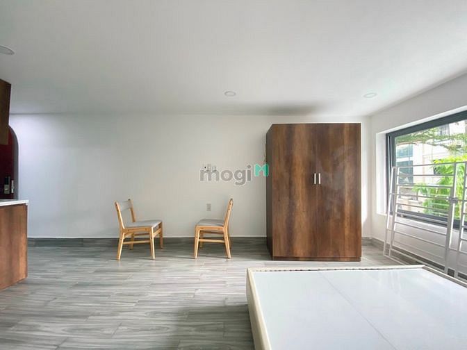 Hình ảnh Trống Studio cửa sổ lớn FULL nội thất nắng chiếu vào phòng