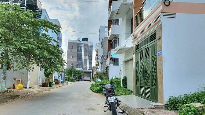 Hình ảnh Lô góc 2 mặt tiền ngang 5.7m đường Lê Văn Việt, giá 4.9 tỷ