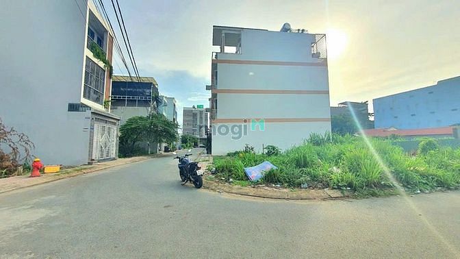 Hình ảnh Lô góc 2 mặt tiền ngang 5.7m đường Lê Văn Việt, giá 4.9 tỷ
