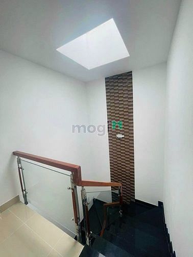 Hình ảnh Cho thuê nhà mới hiện đại hẻm xe hơi quận Tân Bình.