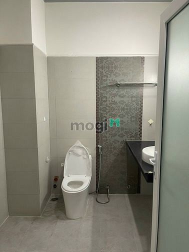 Hình ảnh Cho thuê nhà mới hiện đại 3 phòng ngủ quận Tân Bình.