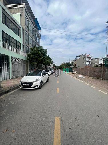 Hình ảnh Đất Phân Lô 81m2 sẵn nhà 2 tầng - đường trước nhà 10m - vỉa hè, gần hồ