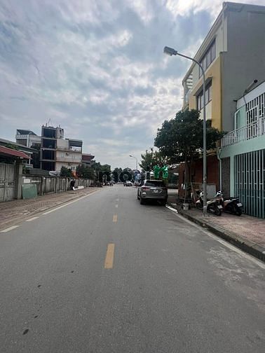 Hình ảnh Đất Phân Lô 81m2 sẵn nhà 2 tầng - đường trước nhà 10m - vỉa hè, gần hồ