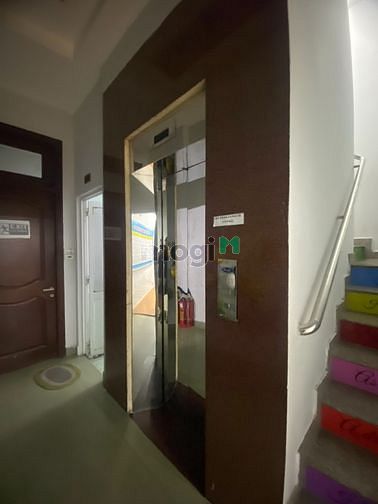 Hình ảnh Cho thuê nhà Mặt Tiền đường Cộng Hoà Tân Bình, 5 lầu, có thang máy