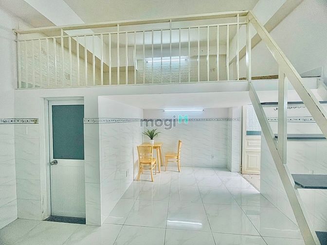 Hình ảnh Phòng Gác Siêu Rộng có Ban Công Ngay Lotte Có Thang máy