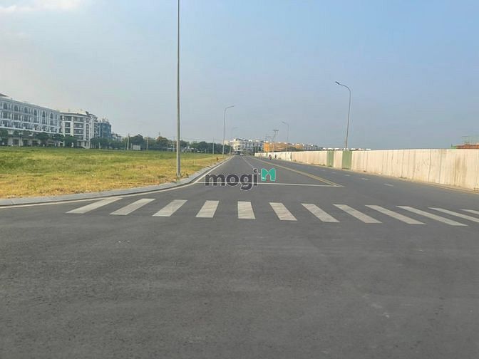 Hình ảnh Bán lô đất Nguyễn Văn Hưởng,Thảo Điền,Thủ Đức,DT 100m2,giá 2 tỷ 4,SHR