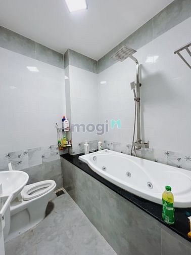 Hình ảnh HXH Dương Bá Trạc, Cầu Nguyễn Văn Cừ, F1 Q8. 4m x 15m, 5 tầng.
