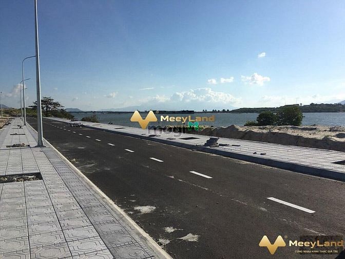 Hình ảnh Bán 200m2 đất sát đầm thủy triều cam ranh giá chỉ 25tr/m