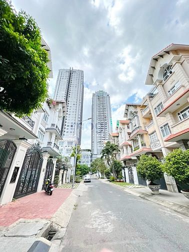Hình ảnh Cần cho thuê biệt thự có hầm + thang máy MT 8 Đường 12 Himlam Q7