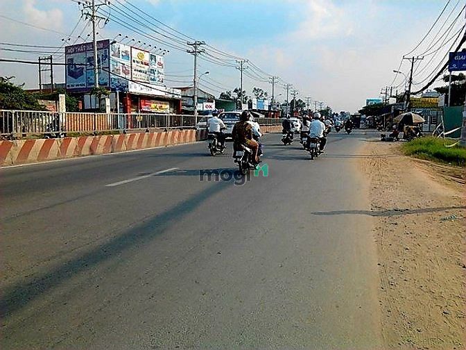 Hình ảnh BÁN RẺ 4 SỔ 4023M2 ĐẤT, đường lớn ngay chợ18M shr thông KCN- GIÁ 195TR
