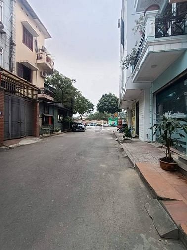 Hình ảnh Bán đất tặng nhà phố Lê Trọng Tấn – Phân Lô – Ô tô tránh-Vỉa Hè- MT8m
