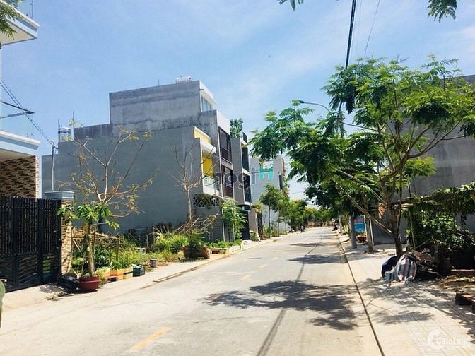 Hình ảnh Bán đất lớn MT Xa Lộ Hà Nội - Quận 2. DT: 6x20. Gias 3.2 tỷ, SHR