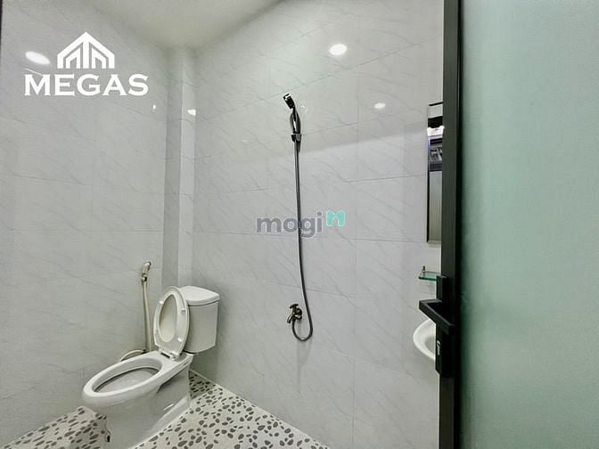 Hình ảnh CHDV diện tích 40m2 Mặt tiền đường Ngay Quang Trung