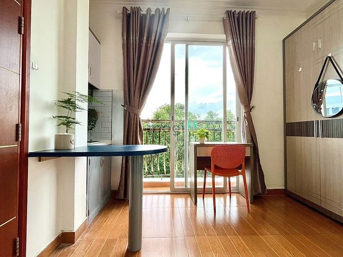 Hình ảnh Phòng bancol view đẹp, thoáng cửa kính, rộng 45m2, full nội thất