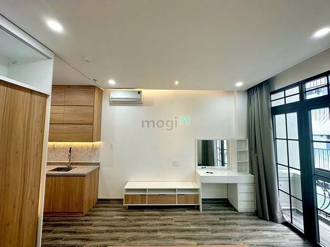 Hình ảnh CHDV bancoll của sổ kính ở Lê Quang Định kề chợ Bà Chiểu