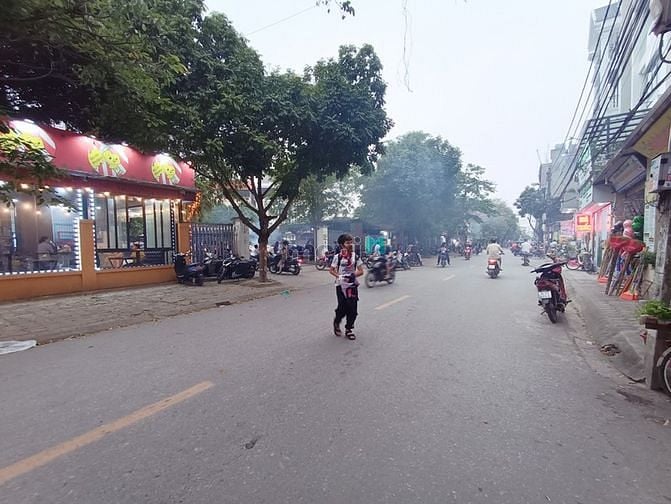 Hình ảnh Ngay phố Kẻ Tạnh 40 m2 đất hiếm ô tô tránh đỗ cổng, giá rẻ nhất Long B