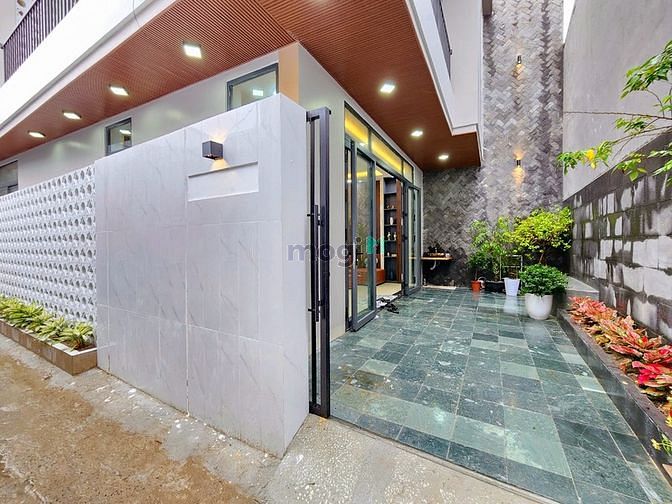 Hình ảnh Nhà sân vườn bề ngang 10m Tôn Đản