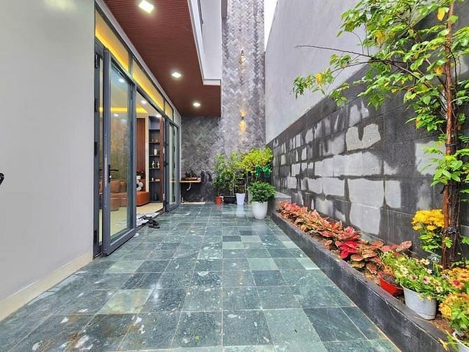Hình ảnh Nhà sân vườn bề ngang 10m Tôn Đản