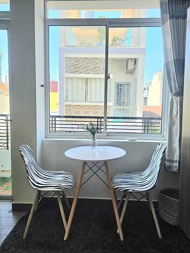 Hình ảnh Cho Thuê Căn Hộ Dịch Vụ Mới 100% - Ban Công, Cửa sổ - Sân bay
