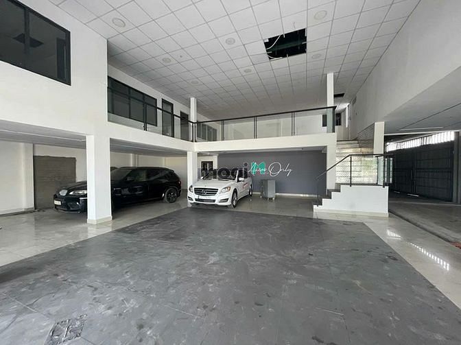 Hình ảnh Mặt tiền - Showroom / Ngang : 15.7m - 500m² Sử dụng