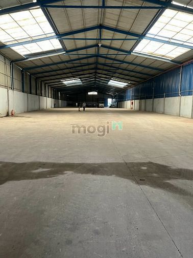 Hình ảnh Cho thuê kho 2400m2 đường Hồ Văn Long