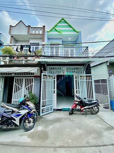 Hình ảnh Chủ cần bán căn nhà 1 trệt 1 lầu gần chợ Hóc Môn gía 1 tỷ 6