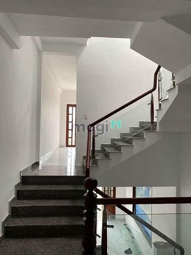 Hình ảnh Cho thuê nhà 2 tầng MT đường Đà Sơn