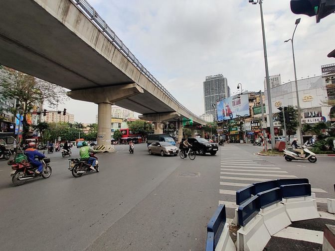 Hình ảnh Mặt phố ngã tư sần uất Cầu Giấy