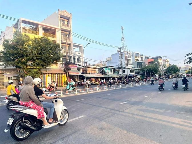 Hình ảnh Góc 2 mặt tiền Tên Lửa 547m2- 3 tấm có 40 phòng kd