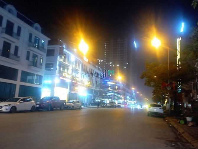 Hình ảnh 68mTrung tâmTrâu Quỳ-ngày đêm nhộn nhịp-Dòng tiền-2 tô tô tránh-Vỉa hè