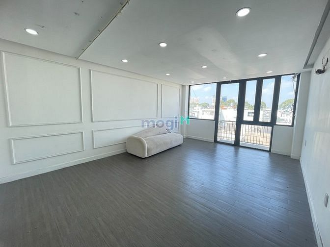 Hình ảnh QUẬN 3 - Cho thuê Vp 35m2 sàn gỗ đẹp có ban công chỉ 9tr/tháng