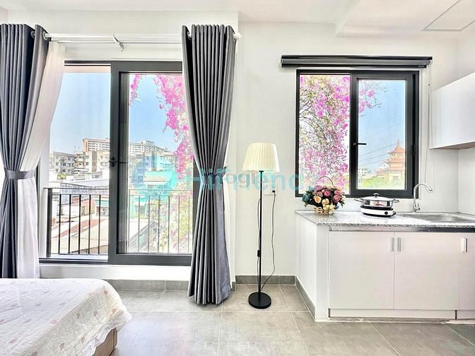 Hình ảnh Trống sẵn Studio rộng thoáng, cửa sổ đón ánh nắng