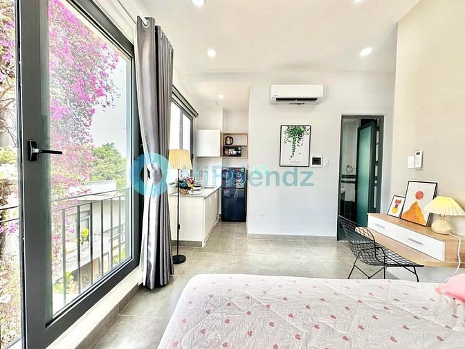Hình ảnh Trống sẵn Studio rộng thoáng, cửa sổ đón ánh nắng