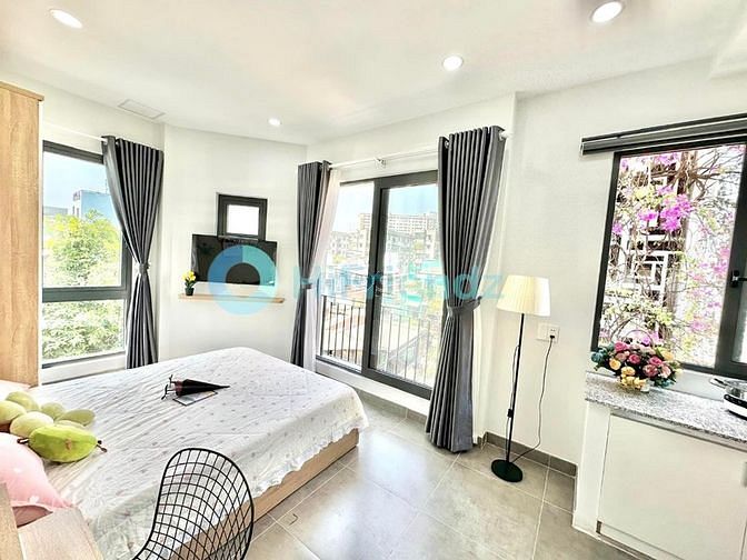 Hình ảnh Trống sẵn Studio rộng thoáng, cửa sổ đón ánh nắng