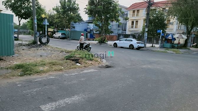 Hình ảnh Bán lô góc hai mặt tiền khu Ao Sen Tên Lửa DT 9x20