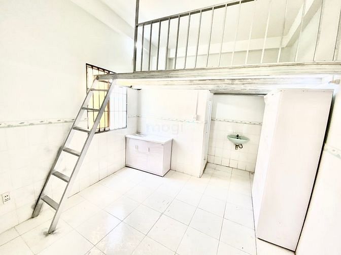 Hình ảnh Duplex gác cao trống sẵn Q8 có cửa sổ hướng nắng