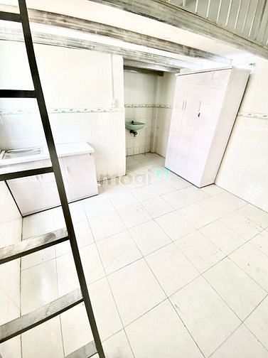 Hình ảnh Duplex gác cao trống sẵn Q8 có cửa sổ hướng nắng