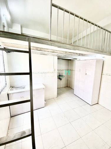 Hình ảnh Duplex gác cao trống sẵn Q8 có cửa sổ hướng nắng