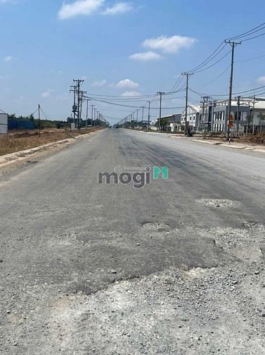 Hình ảnh Thanh lý gấp 1.2 tỷ cho 70m2 tại TP. Đức Hoà, sổ hồng riêng, pháp lý
