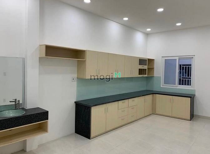Hình ảnh Xe hơi đỗ cửa 🕹️ Lê Trọng Tấn Tân Phú