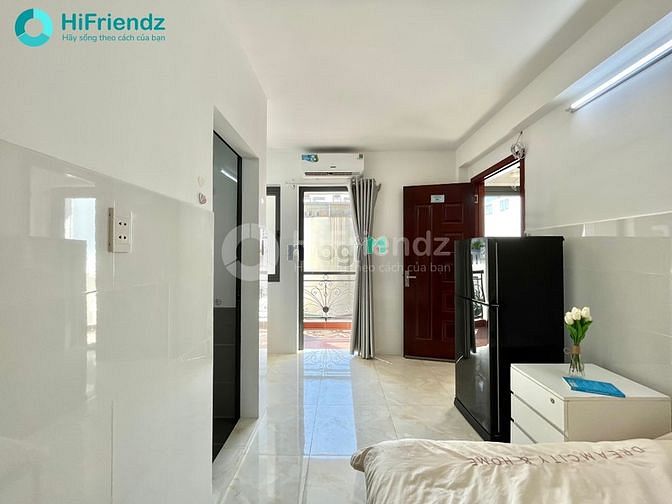 Hình ảnh Trống sẵn Bancol cửa sổ trời “view ngắm máy bay”