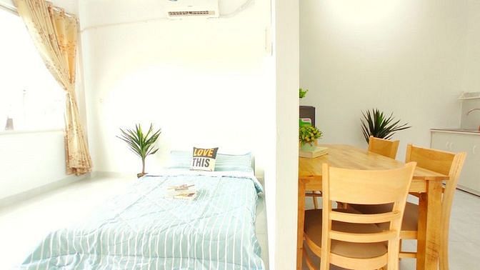 Hình ảnh Trống phòng có giường ngủ tách bếp, cửa sổ trời lớn