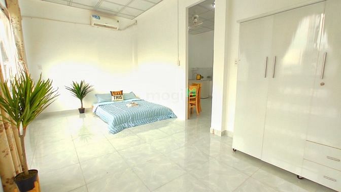 Hình ảnh Trống phòng có giường ngủ tách bếp, cửa sổ trời lớn