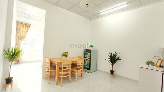 Hình ảnh Trống phòng có giường ngủ tách bếp, cửa sổ trời lớn