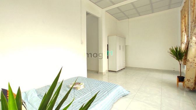 Hình ảnh Trống phòng có giường ngủ tách bếp, cửa sổ trời lớn